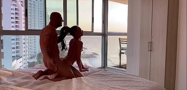 trendsCouple amateur exhibe leur baise torride aux fenêtres de leur chambre d’hôtel en Colombie